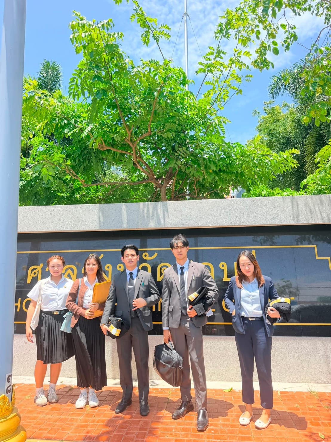 ทีมกฎหมายปฏิบัติหน้าที่ ณ ศาล