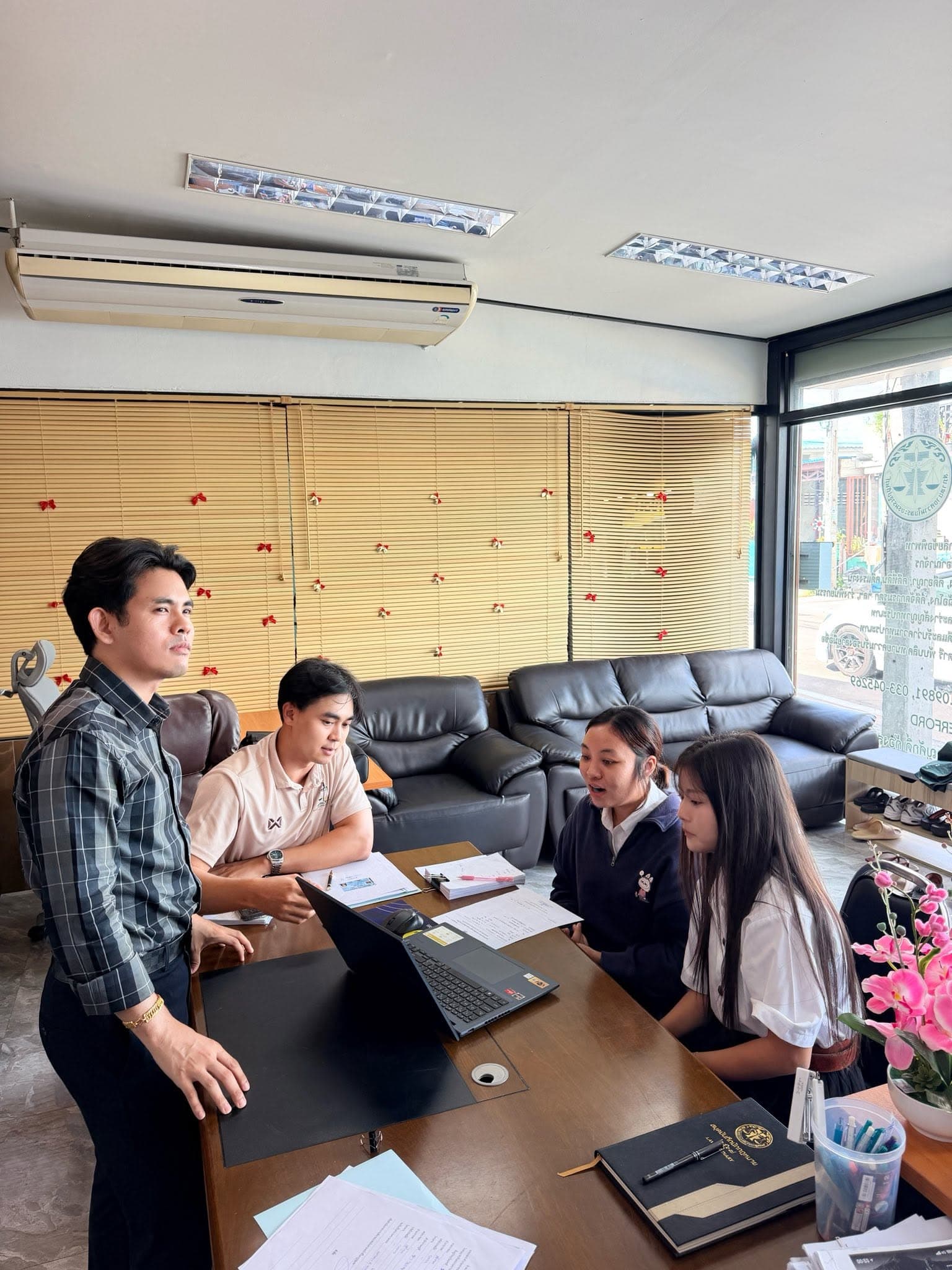 แจกแจงงานให้กับน้องนักศึกษาฝึกประสบการณ์